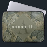 Housse Pour Ordinateur Portable Vintage feuillage vert William Morris Monogramme<br><div class="desc">Ce design simple mais élégant présente un motif floral foncé et élégant inspiré par William Morris dans des tons verts sauge. Gardez votre ordinateur portable ou votre tablette protégé avec style. Ajoutez un nom pour le personnaliser. Fait un grand cadeau de Noël ou de fête des mères. Créé par Simply...</div>