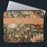 Housse Pour Ordinateur Portable Vintage William Morris Floral d'automne<br><div class="desc">Ce design simple mais élégant présente un motif floral William Morris tan, marron, vert sauge et rouille douce. Protégez votre ordinateur portable ou votre tablette avec style grâce à ce design classique. Ajoutez un nom pour le personnaliser. Fait un cadeau de Noël ou de fête des mères. Créé par Simply...</div>