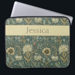 Housse Pour Ordinateur Portable Vintage William Morris Spring Floral<br><div class="desc">Ce design floral ajoute du cachet et de la grâce avec son design vintage inspiré de la nature William Morris. Le riche arrière - plan turquoise, marine, crème et rouille a l'air d'une tapisserie d'époque. Protégez votre ordinateur portable ou votre tablette avec style. Ajoutez un nom pour le personnaliser. Fait...</div>