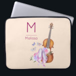Housse Pour Ordinateur Portable Violon, chaussures de ballet et papillons Monogram<br><div class="desc">Une pochette d'ordinateur portable au design féminin doux. Illustré d'une aquarelle représentant un violon en bois,  des pantoufles de ballet rose se reposent contre elle et sont décorés de fleurs et de papillons. Placez-vous sur un arrière - plan rose pêche. Personnalisez avec une initiale et un nom monogramme.</div>
