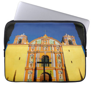 Housse Pour Ordinateur Portable Vue d'angle faible d'église fleurie jaune