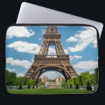 Housse Pour Ordinateur Portable Vue de la Tour Eiffel depuis le parc public Champ<br><div class="desc">Paris France Tour Eiffel vue du parc Champ de Mars avec pelouse verte et visiteurs sous un ciel ensoleillé</div>
