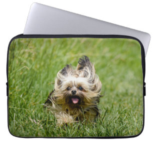 Housse Pour Ordinateur Portable Yorkshire Terrier mignon courant dans l'herbe