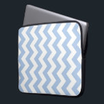 Housse Pour Ordinateur Portable Zigzag bleu clair et blanc<br><div class="desc">Des rangées alternées de zigzags bleu clair et blanc composent ce motif géométrique audacieux. Le design bleu et blanc bébé a été conçu à partir de zéro. numériquement créé une image. Copyright ©2013 Claire E. Skinner,  Tous droits réservés.</div>