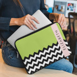 Housse Pour Ordinateur Portable Zigzag noir et blanc, Chevron, Vert, Votre nom<br><div class="desc">Elégante,  élégante et raffinée,  motif en zigzag (chevron),  couleur noir et blanc sur arrière - plan vert. Un cadeau moderne et tendance,  parfait pour les amoureux du zigzag dans votre vie. Personnalisez en ajoutant votre nom,  votre pseudonyme,  votre monogramme ou vos initiales.</div>