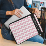 Housse Pour Ordinateur Portable Zigzag Rose, Chevron Rose, Motif Vague, Votre Nom<br><div class="desc">Elégante,  élégante et raffinée,  la motif en zigzag (chevron) aux couleurs rose et blanc. Un cadeau moderne et tendance,  parfait pour les amoureux du zigzag dans votre vie. Personnalisez en ajoutant votre nom,  votre pseudonyme,  votre monogramme ou vos initiales.</div>