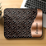 Housse Pour Ordinateur Portable Zones de peinture de verre personnalisées Rose Gol<br><div class="desc">Ce design présente un motif chic de taches de peinture métallique or rose sur un arrière - plan noir sur la gauche, et une image de fausse feuille d'or rose sur la droite en forme d'une vague bordée de fausse parties scintillant d'or rose. Personnalisez-le avec votre nom ou votre monogramme...</div>