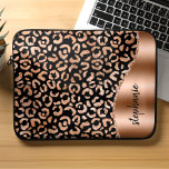 Housse Pour Ordinateur Portable Zones Leopard personnalisées Rose Gold Black<br><div class="desc">Ce design présente un motif tacheté métallique léopard rose chic sur un arrière - plan noir à gauche, et une image en faux feuille d'or rose à droite en forme d'onde bordée d'une fausse parties scintillant en or rose. Personnalisez-le avec votre nom ou votre monogramme dans une police de brosse...</div>