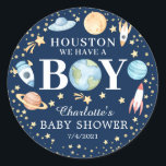 Houston Nous Avons Un Petit Autocollant De Faveur<br><div class="desc">Conception adorable de douches pour bébé avec une roquette,  planètes & étoiles sur un arrière - plan bleu foncé. Visitez notre boutique pour toute notre gamme,  y compris les cartes de tirage de tombola et de livre correspondantes.</div>