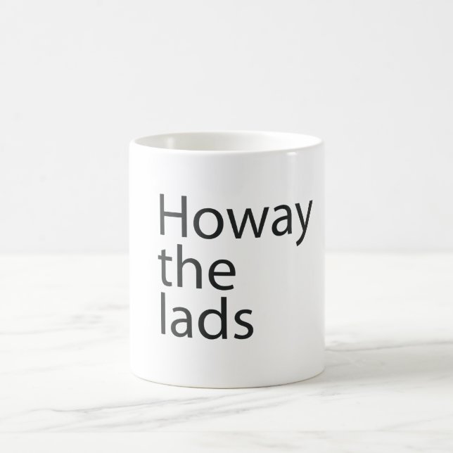Howay les jeunes hommes dans la tasse noire (Centre)