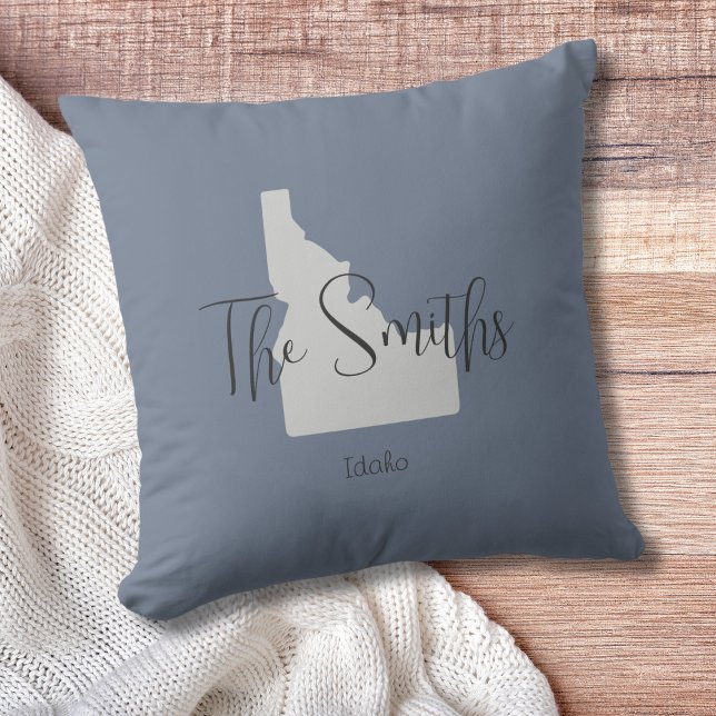 Idaho State Outline Nom De Famille Jeu Oreiller (Show pride for your state and personalize it!  "love makes this house a home in <your state>")