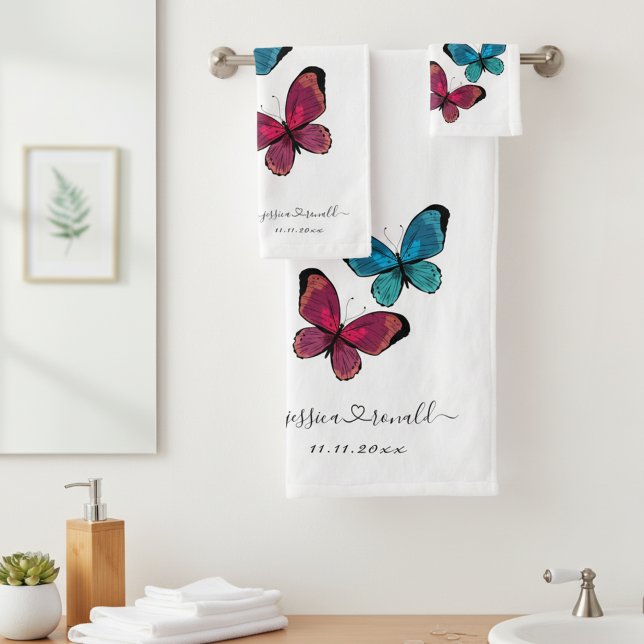 Idée de Cadeau de Mariage : Serviettes de Bain Per (Newlyweds' names joined by love, wedding date and butterflies bathroom towel set of 3.)