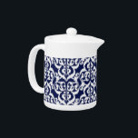 Ikat Moorish Damask - indigo et blanc<br><div class="desc">Motif d'arche maure complexe avec une texture tissée Ikat - motif blanc sur un indigo profond / arrière - plan bleu marine</div>
