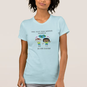 Il a le monde entier dans son T-shirt de main