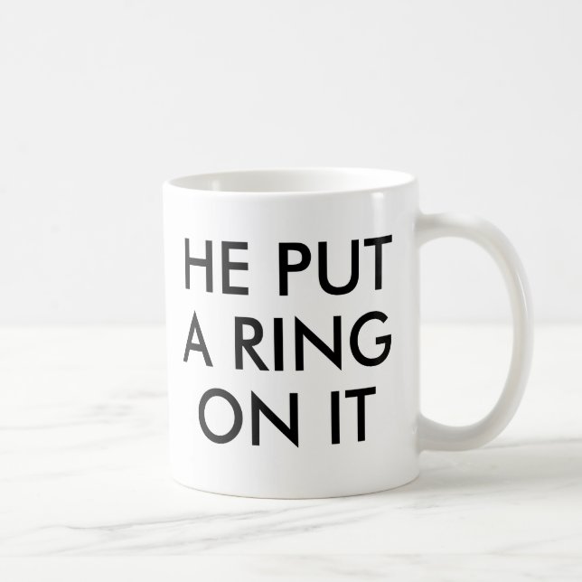 Il a mis une bague sur elle Mug Fiançailles Valent (Droite)