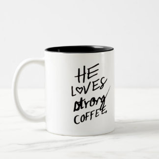 il aime la tasse de café forte