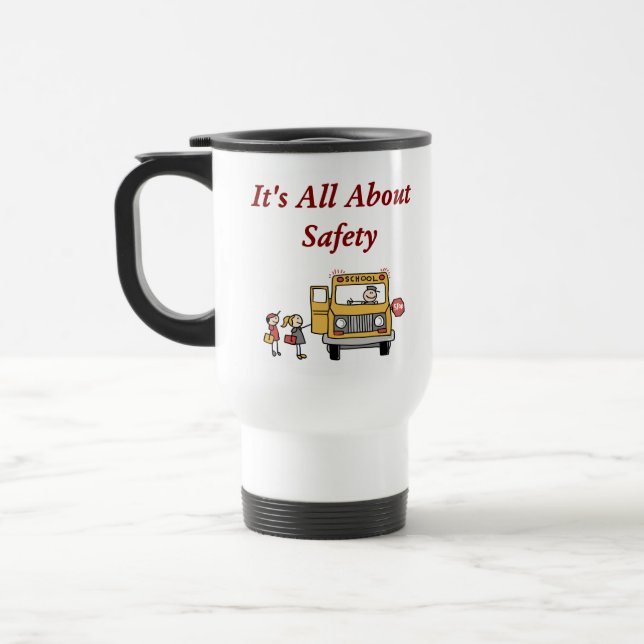 Il est tout au sujet de tasse de voyage de (Gauche)