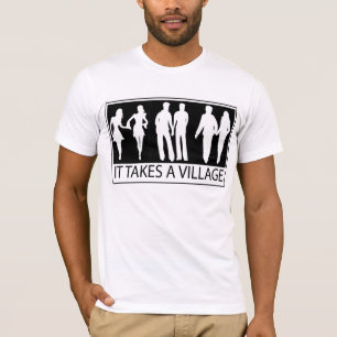 Il prend un T-shirt de village
