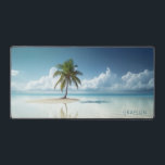Île tropicale Plage d'été Océan Personnalisé<br><div class="desc">Tropical Island Summer Beach Ocean Nom personnalisé Le Mat de bureau est doté d'un palmier poussant sur une île de plage de sable entourée d'une eau bleue claire avec des nuages blancs contre le ciel bleu à l'horizon avec votre nom personnalisé dans une typographie simple et moderne. Un cadeau parfait...</div>