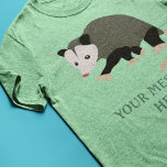 Image Cute Possum personnalisée<br><div class="desc">Ce t-shirt graphique personnalisé présente l'illustration d'une jolie opossum ou d'un opossum si vous préférez votre propre nom ou message court. Trouvez la coordination des cadeaux et des produits possum dans la Collection Possum Awesome de Asterisk Designs.</div>