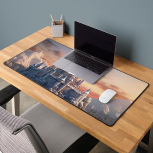 Imaginaire château numérique dans les montagnes