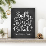 Imitation Canevas Bébé son froid dehors Black Chalkboard vacances<br><div class="desc">Ce design design design d'affiche murale pour les vacances comprend "Baby it's Cold Outside" en caractères blancs avec des accents de flocon de neige et d'étoile et du texte personnalisé qui peut être personnalisé pour votre famille. L'arrière - plan en damier noir rustique peut être enlevé et customisé pour correspondre...</div>