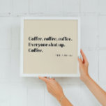 Imitation Canevas Café Haiku pour les matins Typographie noire<br><div class="desc">Café, café, café. Tout le monde la ferme. Café. Un Haiku pour les matins. Masque de visage en tissu parfait pour les buveurs de café qui trouvent tous les matins d'être tôt - trop tôt! Ce poème de café est un poème de haiku japonais drôle avec une torsion. N'oubliez pas...</div>