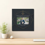 Imitation Canevas Chic Black Gold Law School Photo Graduation<br><div class="desc">Cet élégant imprimé en toile d'école de droit personnalisé présente un design hexagone géométrique doré avec des échelles de justice placées au-dessus d'une photo du diplômé. Décor moderne et élégant mur de photographie pour un nouvel avocat diplômé de la classe de 2025.</div>
