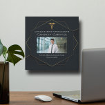 Imitation Canevas Chic Black Gold Médicale School Graduation Photo<br><div class="desc">Cette photo de la fête de remise des diplômes chic de l'école de médecine fausse impression de toile présente un design hexagone géométrique noir et or avec un élégant cathétrique médical au-dessus d'une photo du diplômé. Une photographie moderne accrocheuse de célébration garde l'amour pour un nouveau médecin ou une infirmière...</div>
