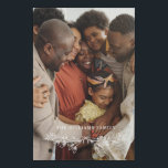 Imitation Canevas Demi-couronne blanche Revêtement de la famille pho<br><div class="desc">Belle fausse toile imprimée avec votre photo de famille. Ajoutez votre nom de famille en lettres blanches au-dessus d'une illustration dessinée à la main d'une demi-couronne de feuilles et de baies. Photo espace par August de Richelieu de Pexels</div>