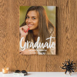 Imitation Canevas Gras Script Graduate Photo Custom 2025 Graduation<br><div class="desc">Le diplôme est écrit en gras blanc manuscrit sur votre photo portrait senior fait une toile chic et moderne de diplôme. Customisez cette impression avec votre année de classe secondaire ou universitaire 2025 sous la typographie audacieuse et ajoutez une jolie photo de votre senior.</div>