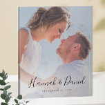 Imitation Canevas Photo personnalisée avec script Whimsical<br><div class="desc">Personnalisez cette fausse toile avec votre photo préférée ! Nous avons inclus un exemple de texte en noir, y compris les prénoms dans un script animé et fantaisiste. Mais ne vous sentez pas limité par notre format d'exemple qui utilise les prénoms et une date ! Vous pouvez remplacer les exemples...</div>