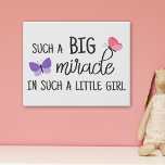 Imitation Canevas Un grand miracle pour une petite fille qui naît<br><div class="desc">Cette impression présente deux beaux papillons avec la légende "Un tel grand miracle dans une si petite fille" en noir moderne et polices de calligraphie.</div>