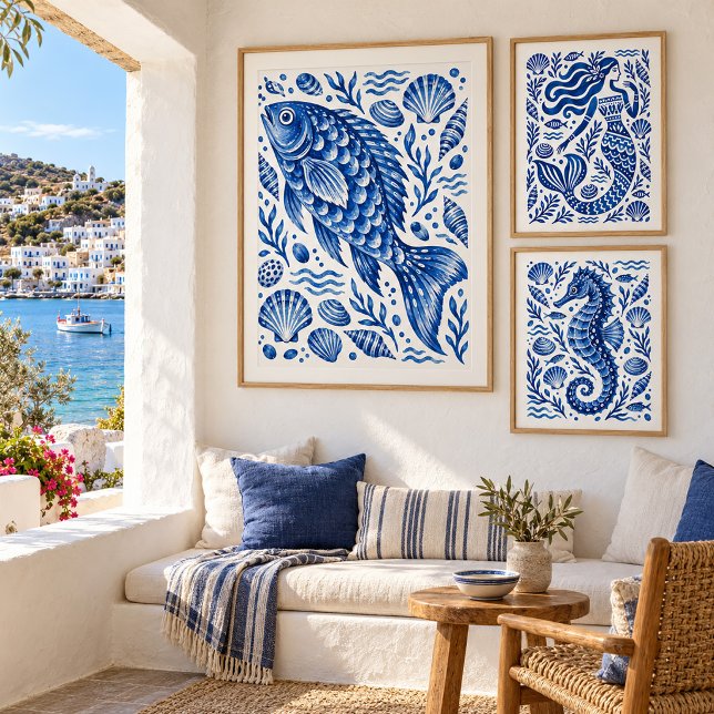 Impression d'art côtier du poisson bleu grec (Bring the spirit of the Aegean indoors with blue and white art, natural wood and soft textures.)