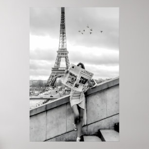 Impression de la Tour Eiffel, Femme lisant un jour