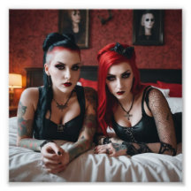 2 filles de tatouage Goth allongées sur un lit