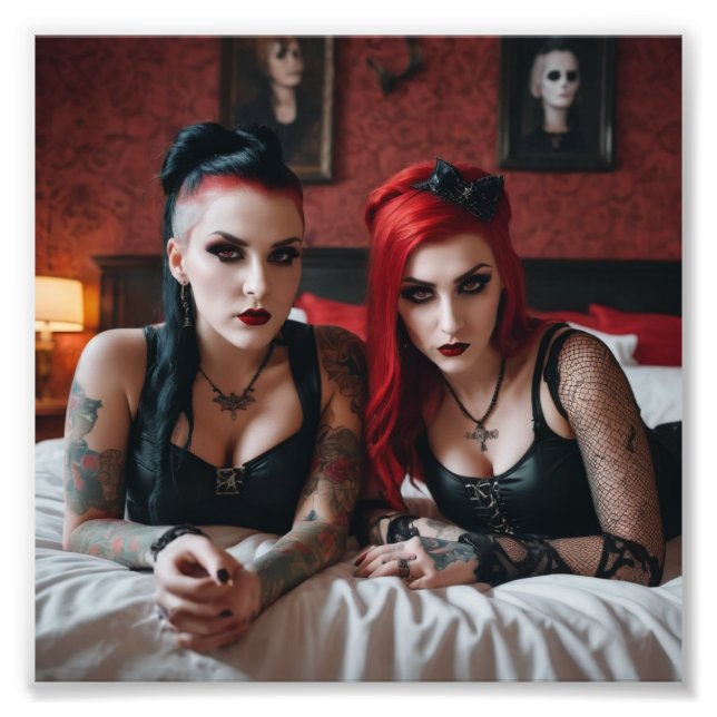 Impression Photo 2 filles de tatouage Goth allongées sur un lit (Devant)