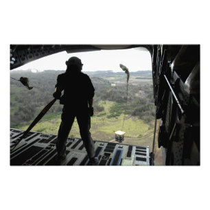 Impression Photo Airman regarde une chute d'entraînement