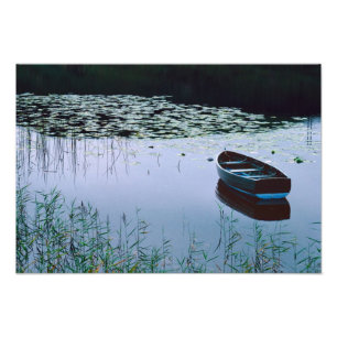 Impression Photo Bateau à rames sur un petit lac entouré d'eau