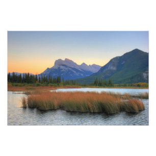 Impression Photo Bâti Rundle et coucher du soleil vermillon de lac