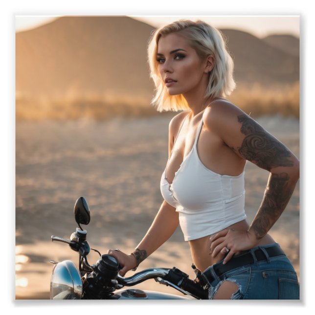 Impression Photo Belle Blonde Biker Babe dans le désert (Devant)