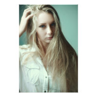 Blue Eye Blond Girl jouant avec les cheveux
