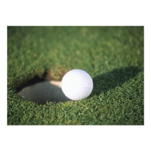 Impression Photo Boule de golf au bord du trou