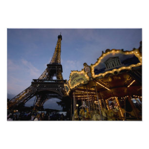Impression Photo Carrousel près de la Tour Eiffel le soir,