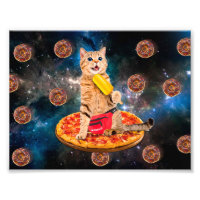Chat sur une pizza mangeant de la glace lolly