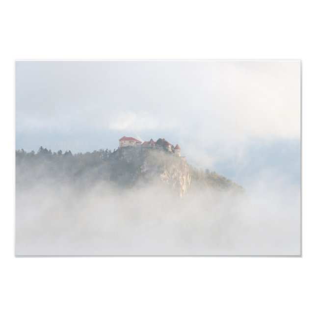 Impression Photo Château de chaume entouré de nuages (Devant)