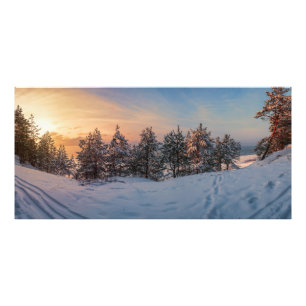 Impression Photo Coucher de soleil sur la forêt gelée de neige près