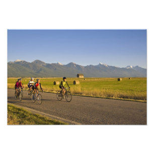 Impression Photo Cyclistes sur route descendent une route rurale