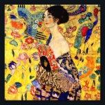 Impression Photo Dame Gustav Klimt avec ventilateur<br><div class="desc">Impression de photo représentant la peinture à l’huile de Gustav Klimt Lady with Fan (1918). Une femme portant un kimono bleu tient un ventilateur rouge contre un arrière - plan jaune coloré de fleurs et de paons. Un grand cadeau pour les amateurs de Japonisme et d'art européen.</div>