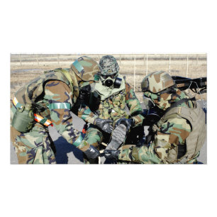 Impression Photo Des aviateurs aident un soldat de l'armée de terre